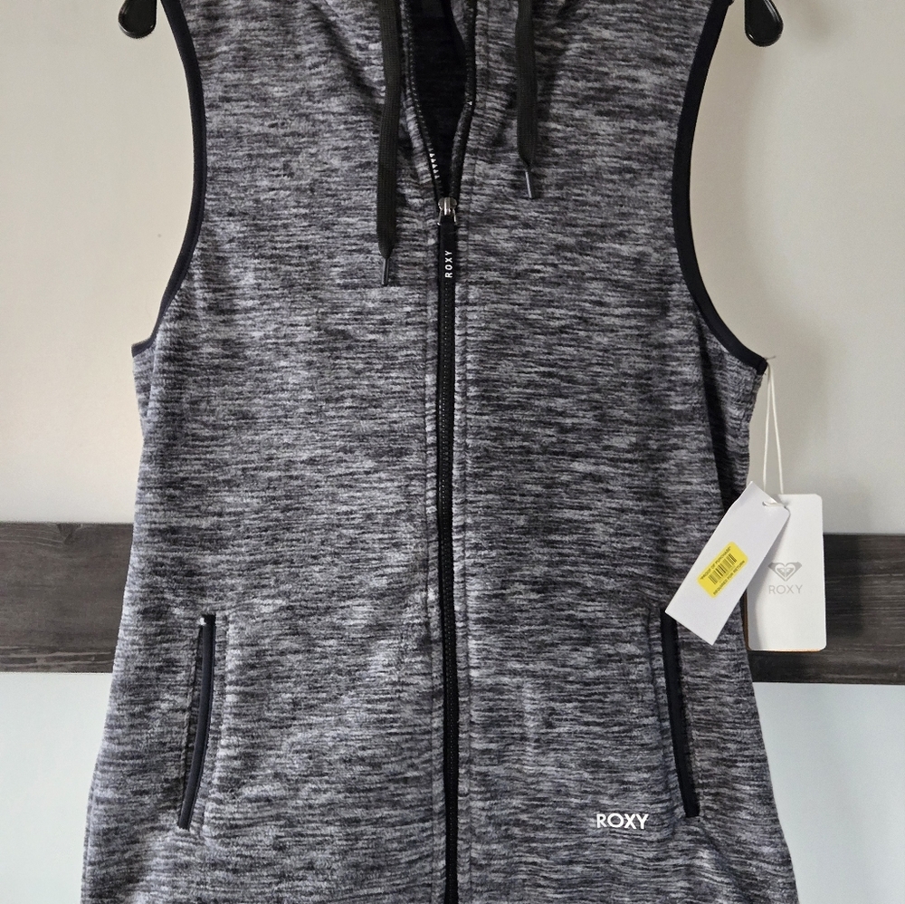NWT-women's Roxy hooded vest